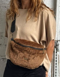 FANNY PACK PELUDO CAFÉ