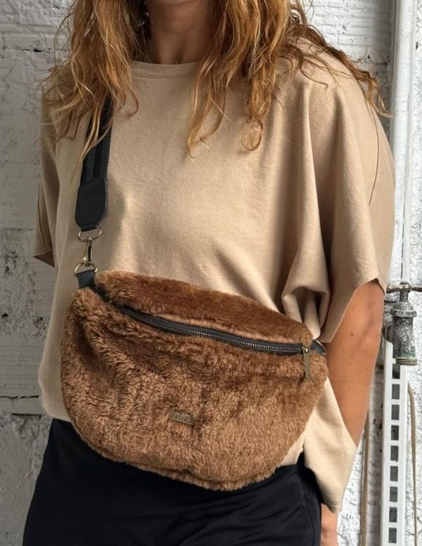 FANNY PACK PELUDO CAFÉ