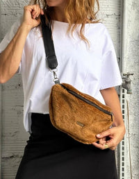 FANNY PACK PELUDO MIEL