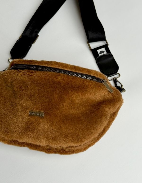 FANNY PACK PELUDO MIEL