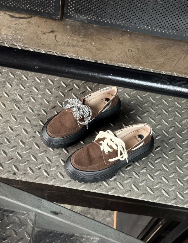 Zapatos veganos de suela alta elaborados en Medellín con cordones intercambiables