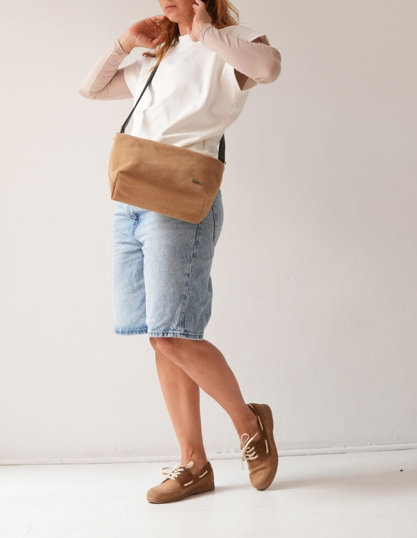 Detalle de mujer vistiendo ropa casual de verano combinada con zapatos planos tipo apache latte.