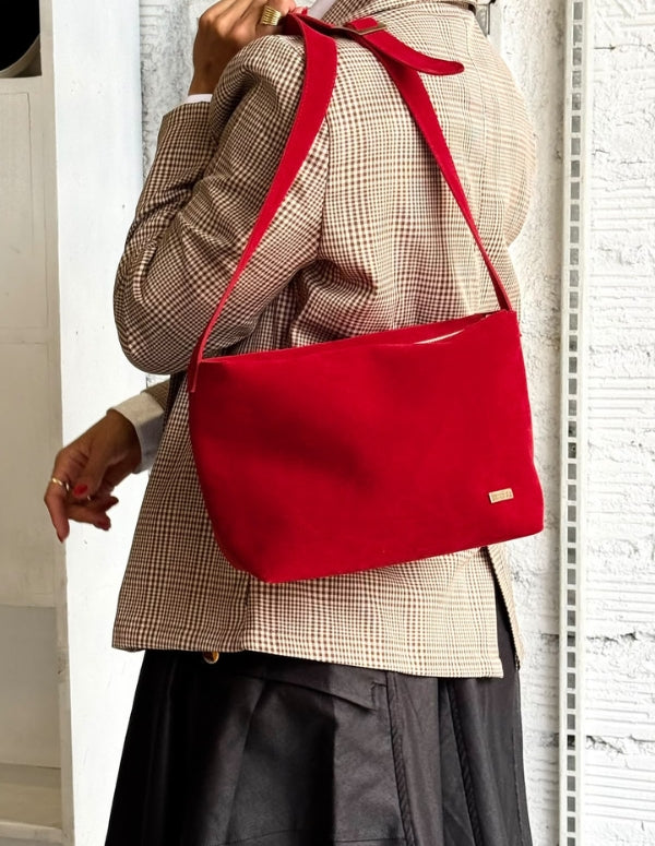 Mujer luciendo el Bolso Bare Rojo de Animalista al hombro, combinado con un blazer beige. Bolso vegano hecho en Colombia.