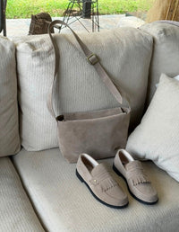 Bolso Bare Arena acompañado de un par de mocasines color arena con flecos. Combinación perfecta de zapatos y bolsos libres de crueldad animal.