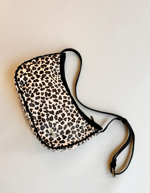 Look moderno combinando un bolso hobo animal print con detalles negros. Cartera cómoda para el día a día.