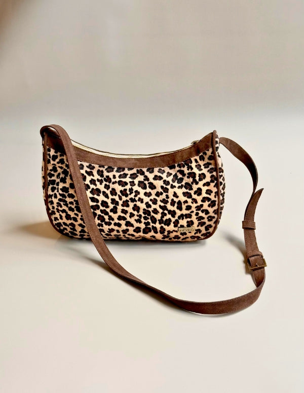 Bolso hobo de animal print leopardo con detalles en color café. Diseño estructurado y 100% vegano.