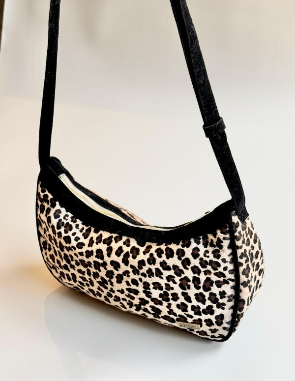 Cartera estilo hobo animal print con cargadera negra. Accesorio de moda ética 100% libre de crueldad.