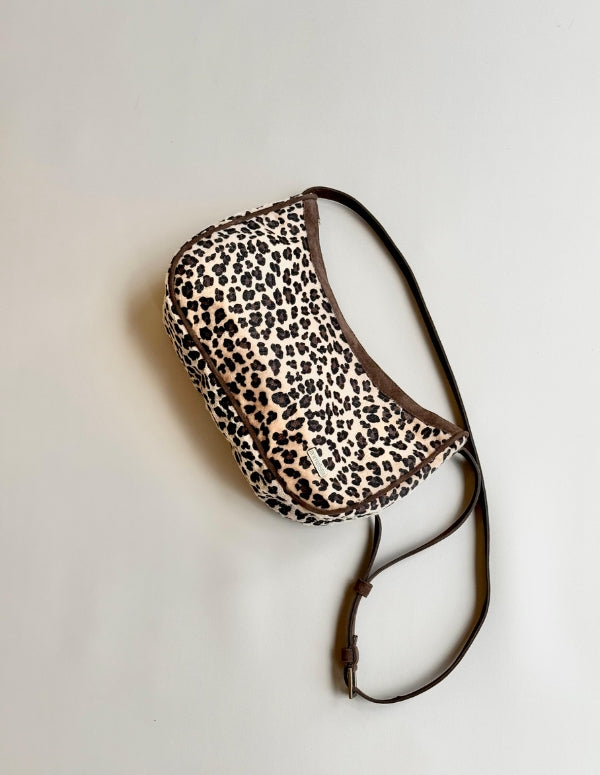 Bolso manos libres con textura animal print leopardo. Diseño local hecho a mano en Medellín.