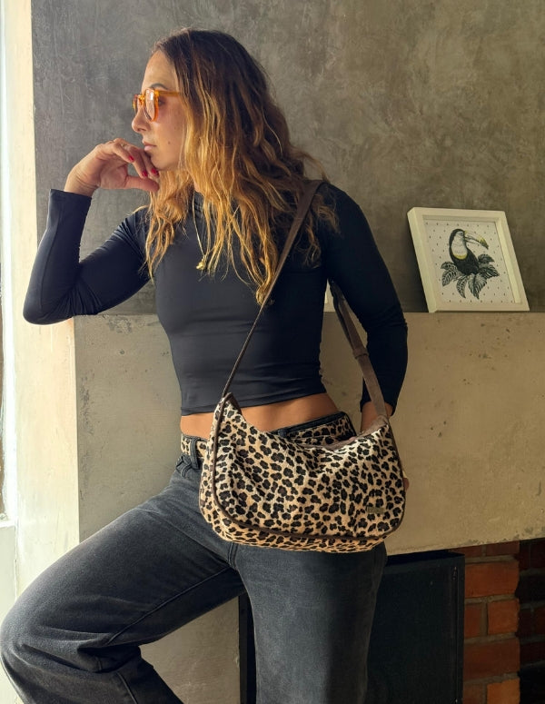 Look casual y moderno destacando un bolso cruzado tipo hobo animal print. Cartera versátil y consciente.