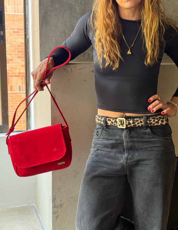 Look casual destacando un bolso cruzado rojo y cinturón animal print. Cartera de moda ética.