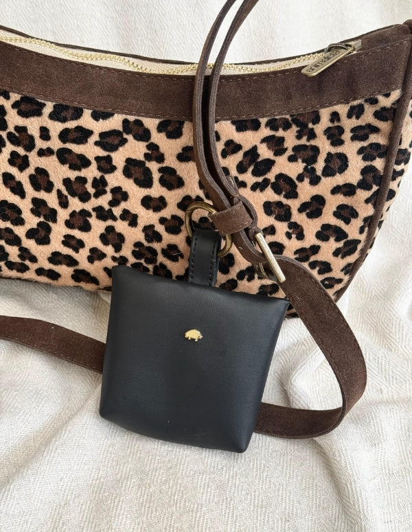 CHARM MONEDERO NEGRO