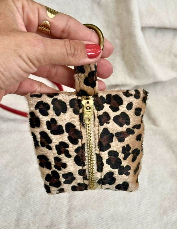 Vista posterior de llavero monedero leopardo mostrando el detalle de la cremallera. Diseño local fabricado sin materiales de origen animal.