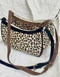 Bolso manos libres animal print mostrando su versatilidad de uso. Moda sostenible y sin materiales de origen animal.
