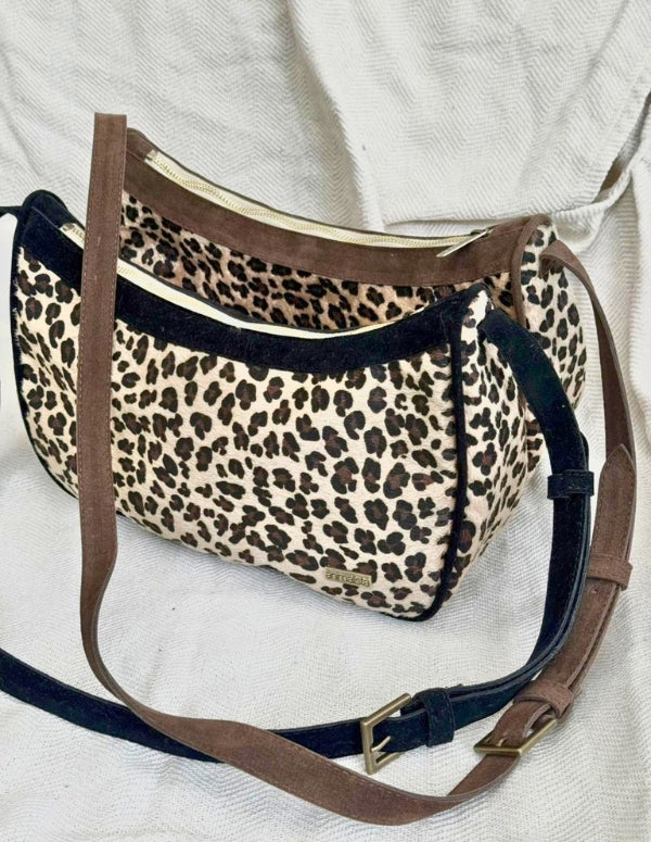 Bolso manos libres animal print mostrando su versatilidad de uso. Moda sostenible y sin materiales de origen animal.