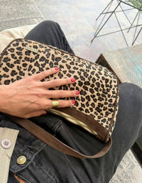 Acercamiento a la textura suave y acabados del bolso hobo estampado leopardo. Accesorio libre de crueldad.