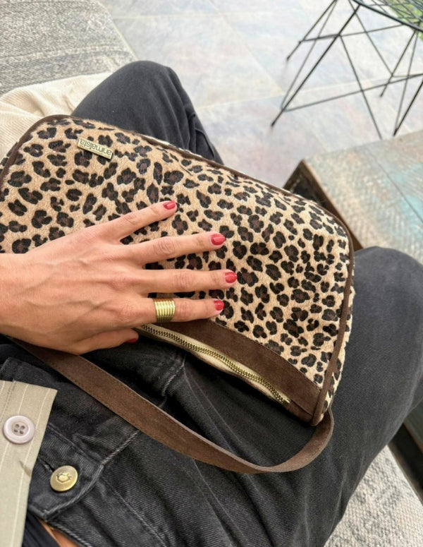 Acercamiento a la textura suave y acabados del bolso hobo estampado leopardo. Accesorio libre de crueldad.