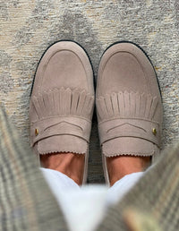 Detalle del empeine con flecos de los mocasines classic arena para mujer.