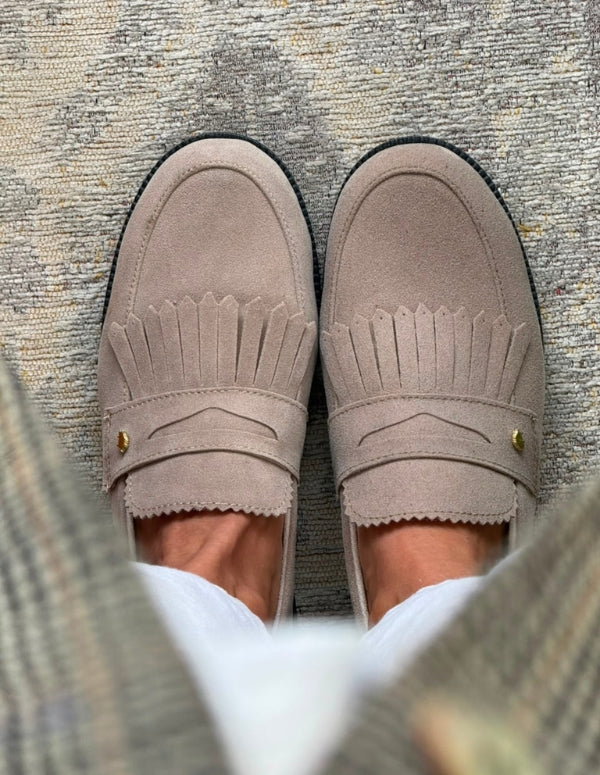 Detalle del empeine con flecos de los mocasines classic arena para mujer.