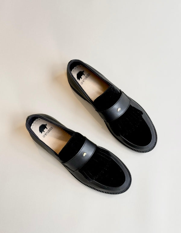 Detalle de la silueta tradicional de los Mocasines Classic Negro, fabricados sin cuero en Medellín
