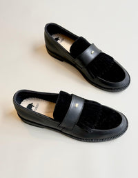 Mocasines clásicos negros para mujer con diseño estructurado. Zapatos veganos cómodos.