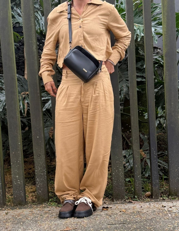 Mujer usando Pantalón Roma Camel ancho y cómodo - Ropa de diseño local Animalista