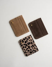 Set de tarjeteros básicos planos para mujer en color café claro, café oscuro y estampado animal print. Accesorios veganos de Animalista hechos en Colombia.