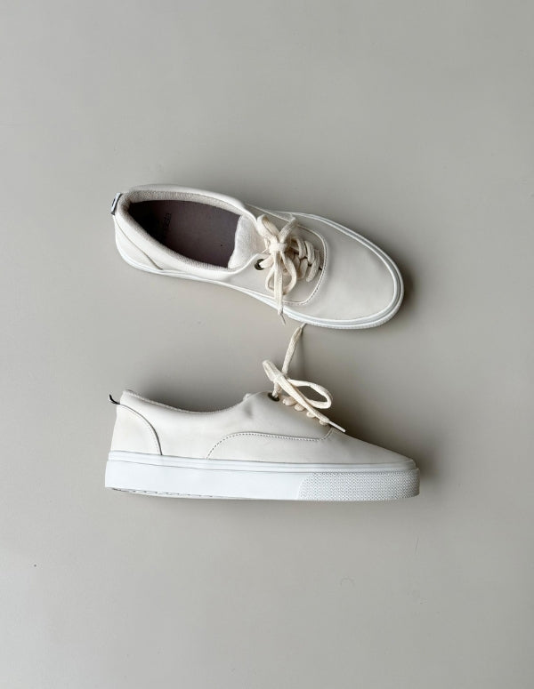 Par de tenis casuales color beige para mujer con cordones a tono y suela blanca   . Calzado básico vegano hecho en Colombia.