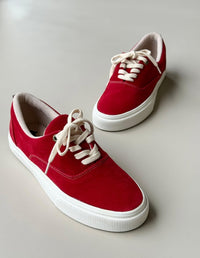 Par de tenis casuales rojos para mujer con cordones y suela blanca. Calzado vegano hecho en Colombia.