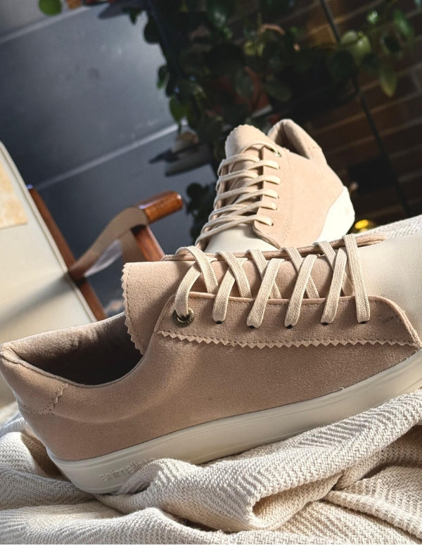 Detalle del panel de gamuza  en los tenis blancos y beige de Animalista. Calzado de calidad colombiana con materiales alternativos al cuero.