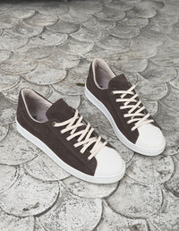 Par de Tenis Sweet en color café oscuro para mujer. Zapatos casuales Animalista con suela blanca, materiales libres de crueldad y hechos en Medellín.