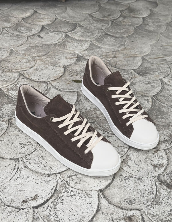 Par de Tenis Sweet en color café oscuro para mujer. Zapatos casuales Animalista con suela blanca, materiales libres de crueldad y hechos en Medellín.