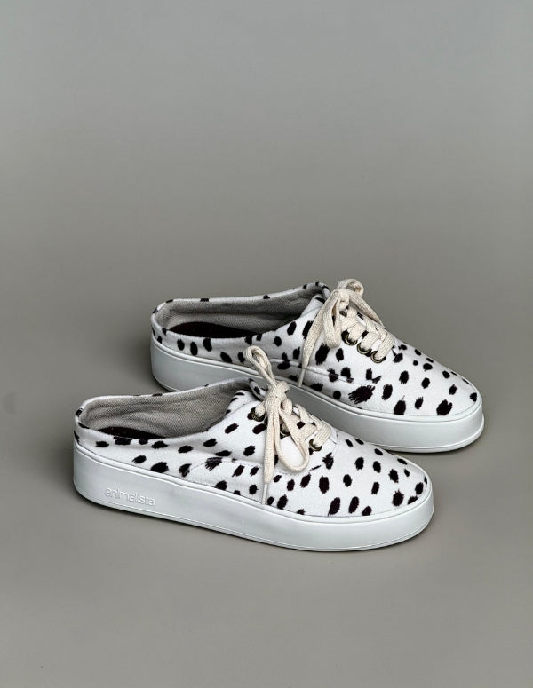 Par de zuecos destalonados para mujer con estampado animal print de manchas y cordones frontales. Calzado vegano hecho en Colombia.