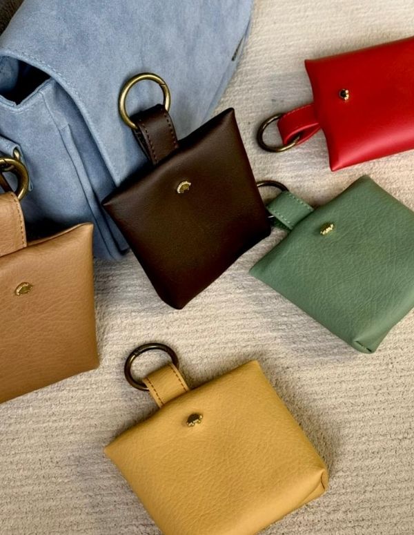 CHARM MONEDERO CAFÉ OSCURO