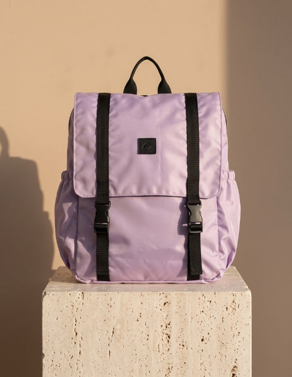 Morral Work Sport color lila para mujer con solapa y correas negras frontales de ajuste