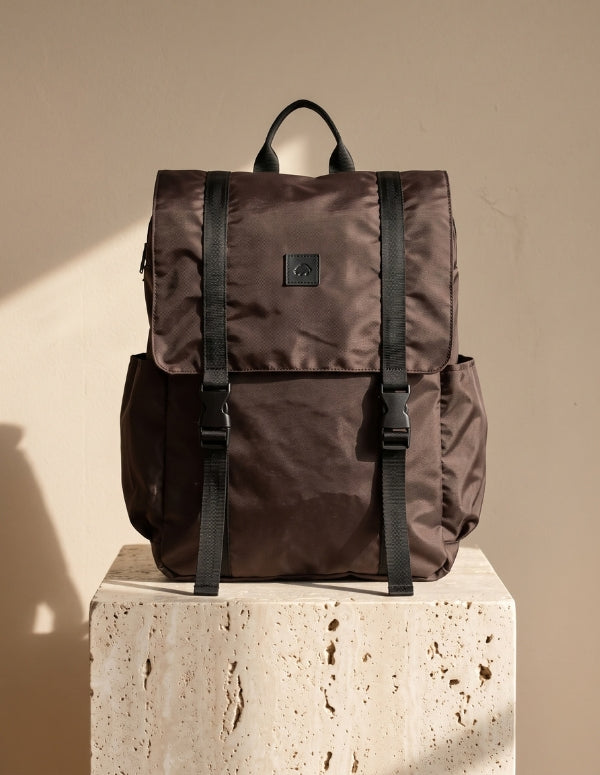 Morral Work Sport color café oscuro con estética deportiva y vegana hecho en Colombia