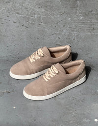 Par de zapatos casuales estilo pisahuevos para hombre color arena con suela blanca y cordones. Calzado vegano.