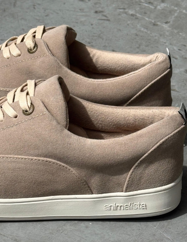 Perfil de zapato pisahuevos arena de hombre mostrando el detalle de las costuras y la suela plana blanca.