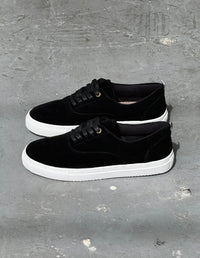 Par de zapatos casuales estilo pisahuevos para hombre color negro con cordones y suela blanca en contraste. Calzado de moda ética.
