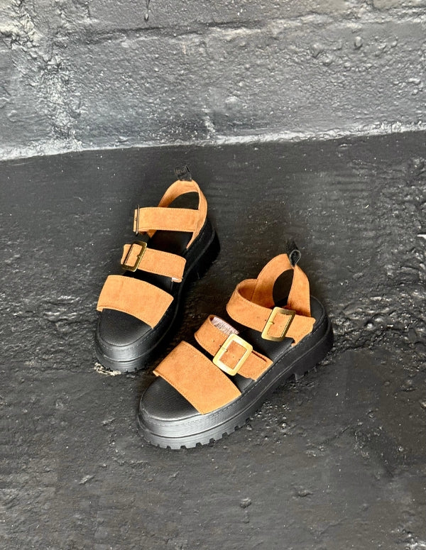 Par de sandalias chunky para mujer color miel con plataforma gruesa negra y correas con hebillas. Calzado cómodo vegano hecho en Colombia.