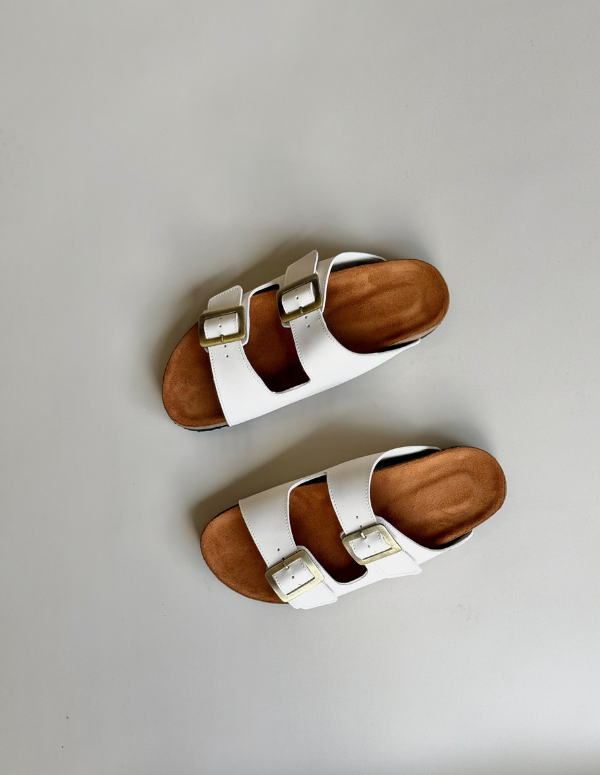 Par de sandalias destalonadas color beige para mujer con dos correas de hebillas y base anatómica tipo corcho   . Calzado vegano hecho en Colombia.