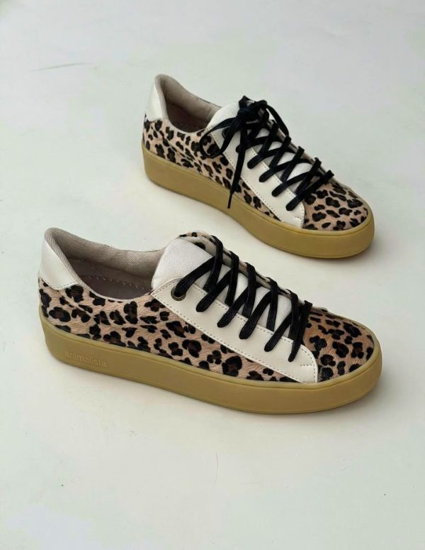 Par de tenis casuales para mujer con estampado animal print de leopardo, cordones negros y suela gruesa color beige. Calzado vegano hecho en Colombi