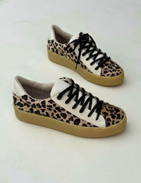 Par de tenis casuales para mujer con estampado animal print de leopardo, cordones negros y suela gruesa color beige. Calzado vegano hecho en Colombi