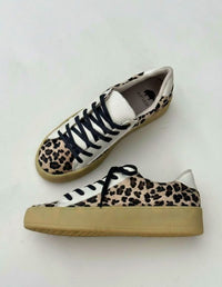 Acercamiento lateral a los Tenis Simple Chunky Print mostrando la textura del estampado de leopardo y la altura de la suela.