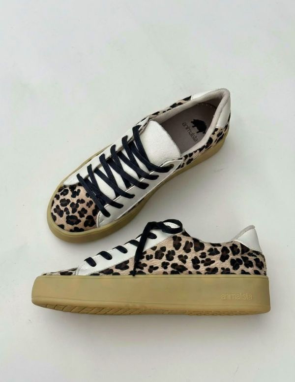 Acercamiento lateral a los Tenis Simple Chunky Print mostrando la textura del estampado de leopardo y la altura de la suela.