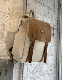 Perfil del morral work beige y latte mostrando el bolsillo lateral expansible y el ajuste de la tapa frontal.